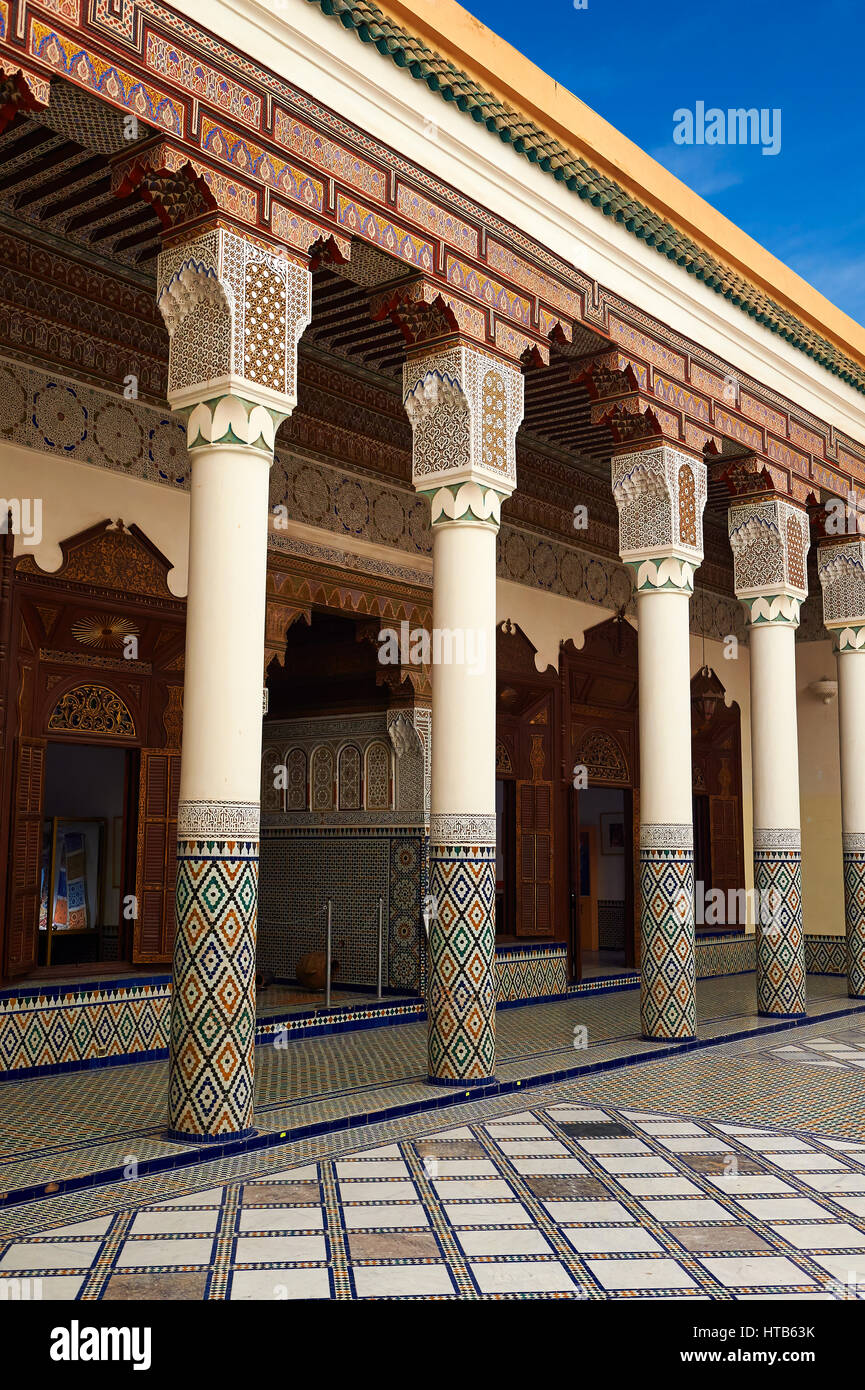 Berber Arabesque Morcabe plasterwok colonne e capitelli del Museo di Marrakesh nel dar Menebhi Palace, Marrakech, Marocco Foto Stock