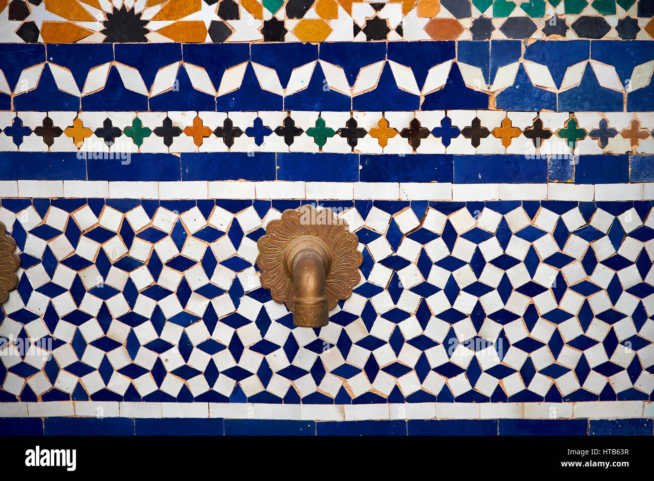 Berber Arabesque piastrelle Zellige del Museo di Marrakesh nel dar Menebhi Palace, Marrakech, Marocco Foto Stock
