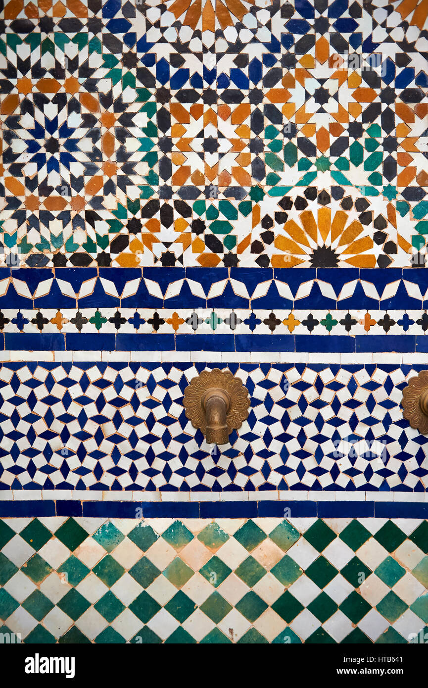 Berber Arabesque piastrelle Zellige del Museo di Marrakesh nel dar Menebhi Palace, Marrakech, Marocco Foto Stock