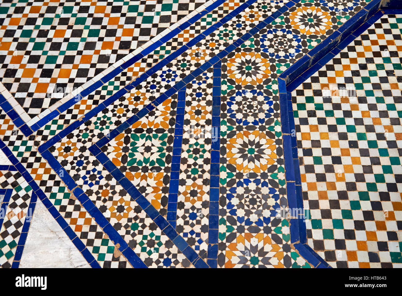 Berber Arabesque piastrelle Zellige del Museo di Marrakesh nel dar Menebhi Palace, Marrakech, Marocco Foto Stock