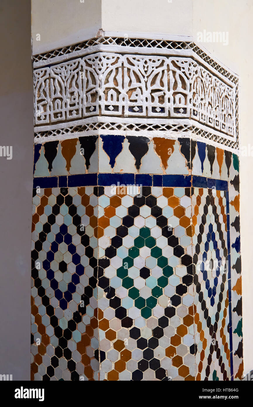 Berber Arabesque Morcabe plasterwok piastrelle Zellige del Museo di Marrakesh nel dar Menebhi Palace, Marrakech, Marocco Foto Stock