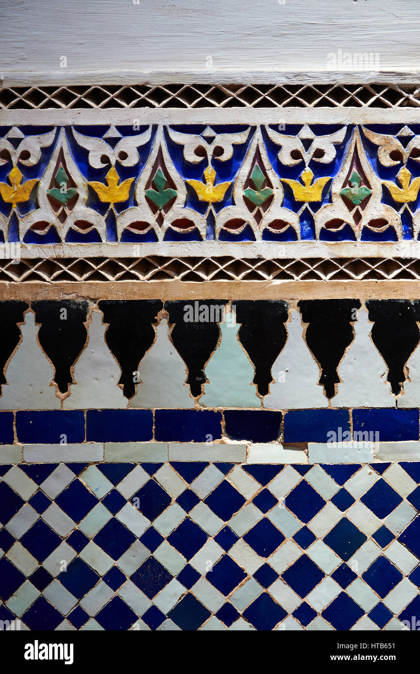 Piastrella Zellige pannelli decorativi.La Petite corte, Palazzo Bahia, Marrakech, Marocco Foto Stock