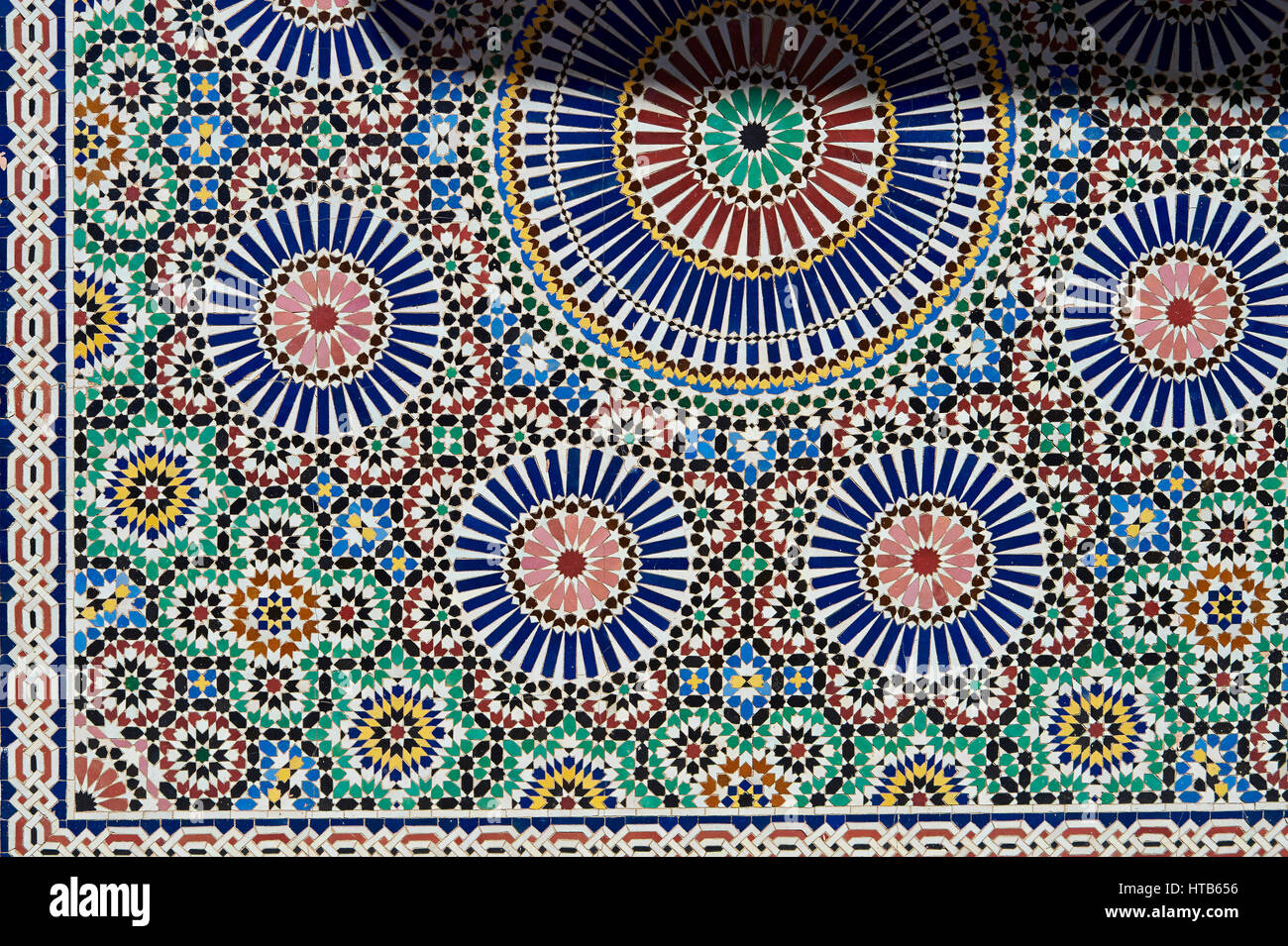 Berber Arabesque zallige piastrelle del Museo di Marrakesh nel dar Menebhi Palace, Marrakech, Marocco Foto Stock