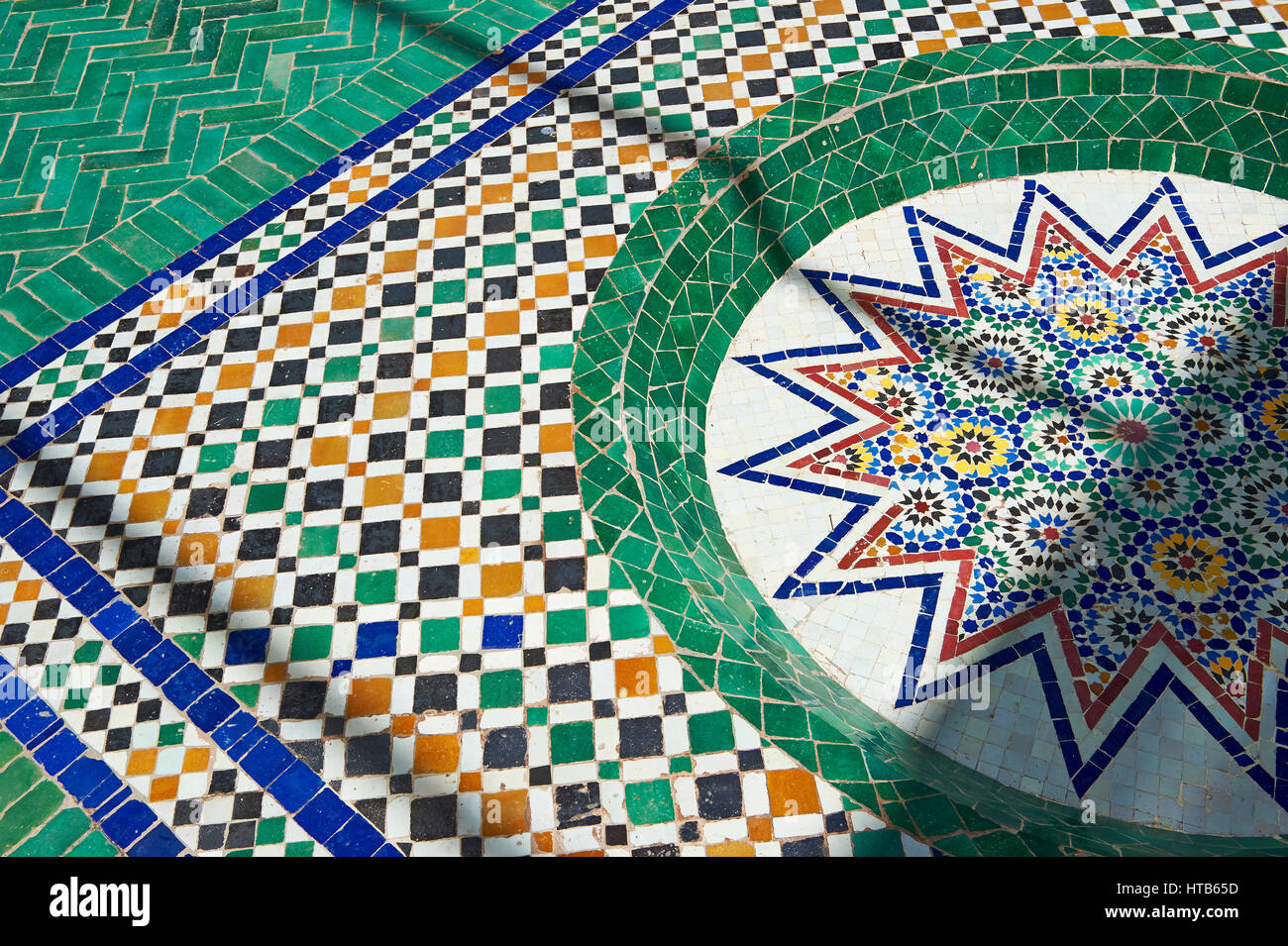 Berber Arabesque zallige piastrelle del Museo di Marrakesh nel dar Menebhi Palace, Marrakech, Marocco Foto Stock
