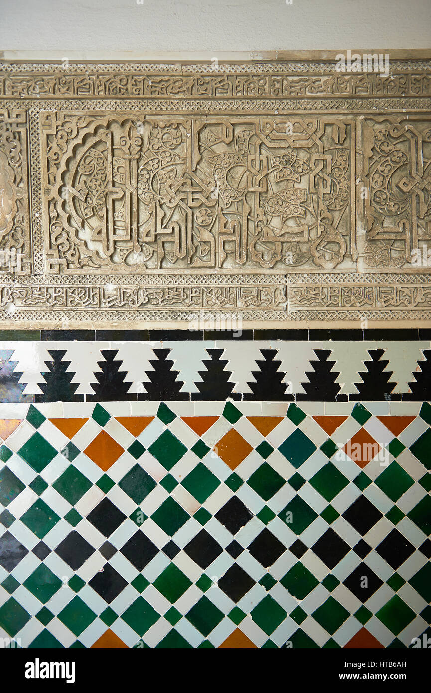 Arabesque Zellighe piastrelle con intonaco Mudjar dal centro vestibolo di Alcazar di Siviglia, Siviglia, Spagna Foto Stock