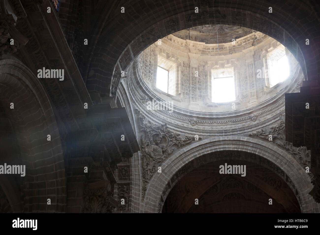 Streaming di luce attraverso la cupola della cattedrale di San Salvador, Jerez de la Frontera, la provincia di Cadiz Cadice, Andalusia, Spagna, Europa Foto Stock