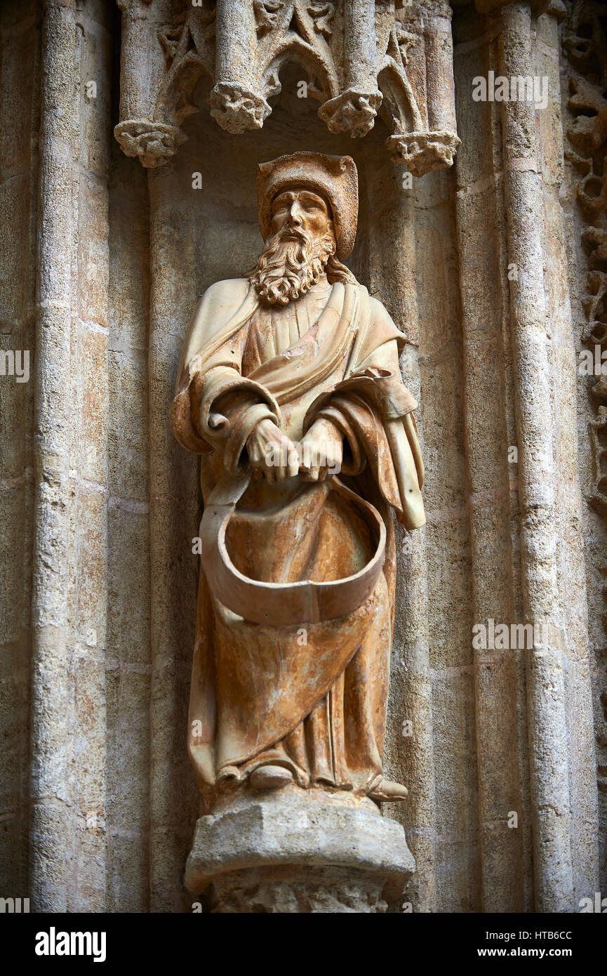 Statue del gotico Puerta de Campanilla porta di ingresso della Cattedrale di Siviglia, Spagna Foto Stock