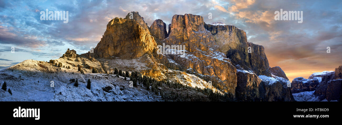 La Dolomite Mountain Range dal The passare tra la Val Gardena e la Val di Fassa Dolomiti Occidentali, Alto Adige, Trentino, Italy. Foto Stock