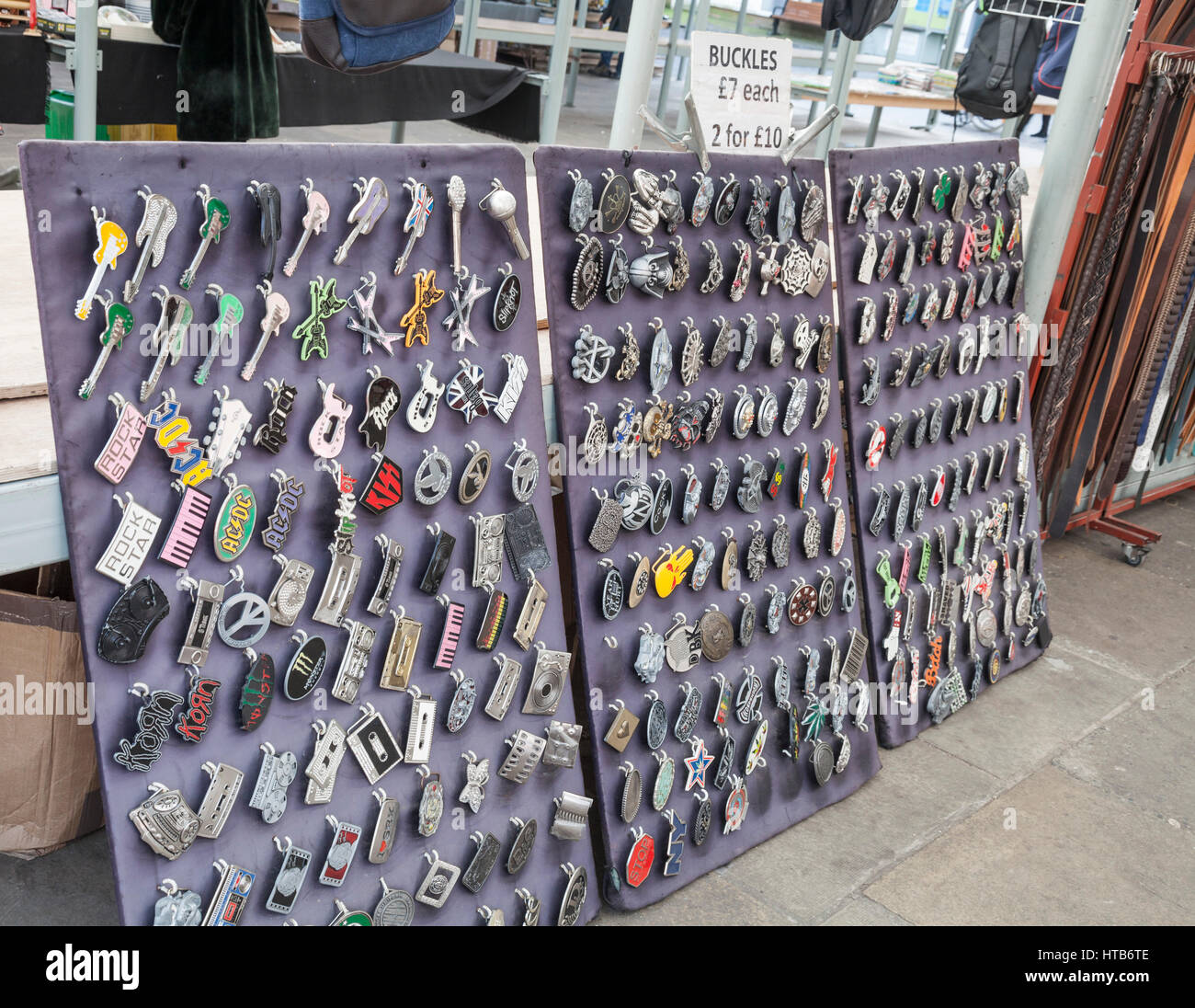 Le fibbie della cintura di sicurezza per la vendita su maket nel centro di York,l'Inghilterra,UK Foto Stock