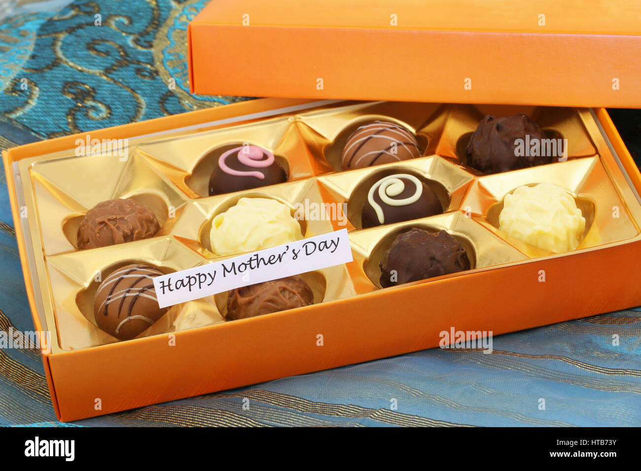 Felice Festa della mamma card con scatola di cioccolatini assortiti e praline Foto Stock