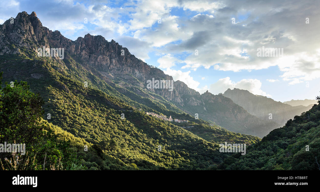 Il villaggio di montagna di Ota vicino a Porto, Corsica, Francia Foto Stock