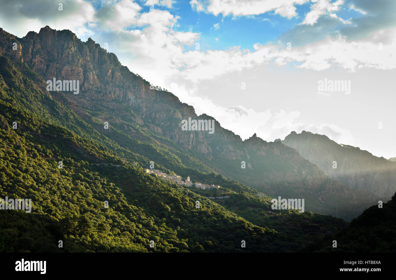 Il villaggio di montagna di Ota vicino a Porto, Corsica, Francia Foto Stock