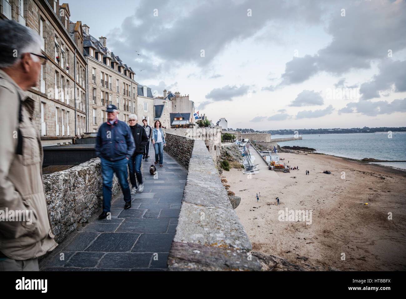 La gente camminare sui muri della città. Saint-Malo è una porta fortificata città in Bretagna nel nord-ovest della Francia Foto Stock