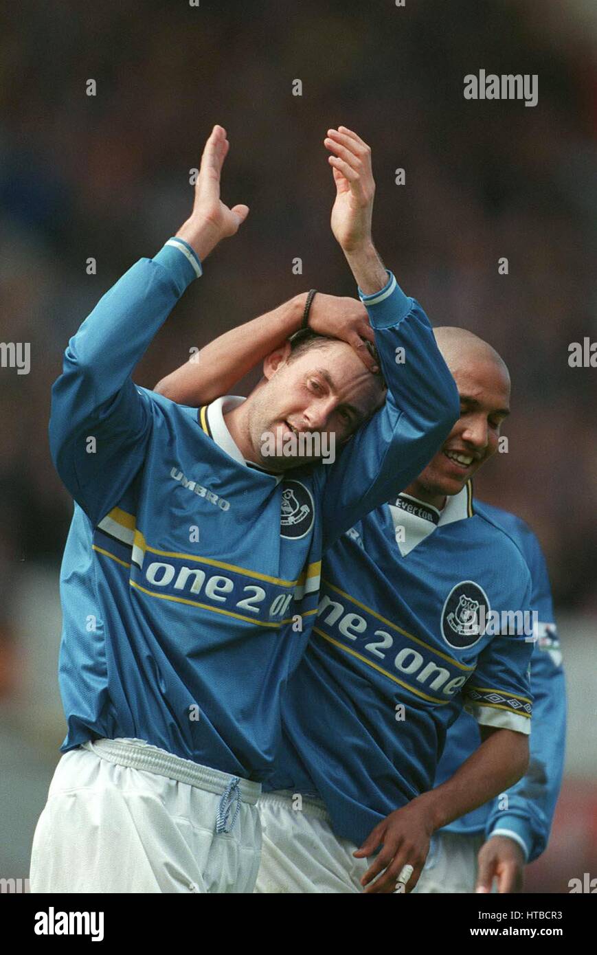 HUTCHINSON & DACOURT CELEBRARE EVERTON V Charlton Athletic 24 Aprile 1999 Foto Stock