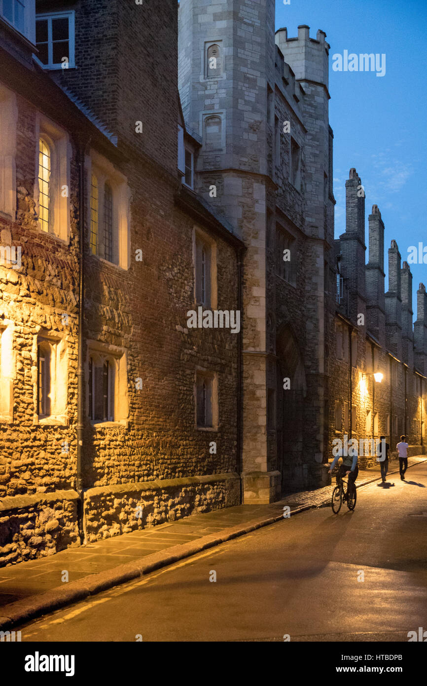 Gli studenti in Trinity Lane, al di fuori del Trinity College, al tramonto, Cambridge, Inghilterra, Regno Unito Foto Stock