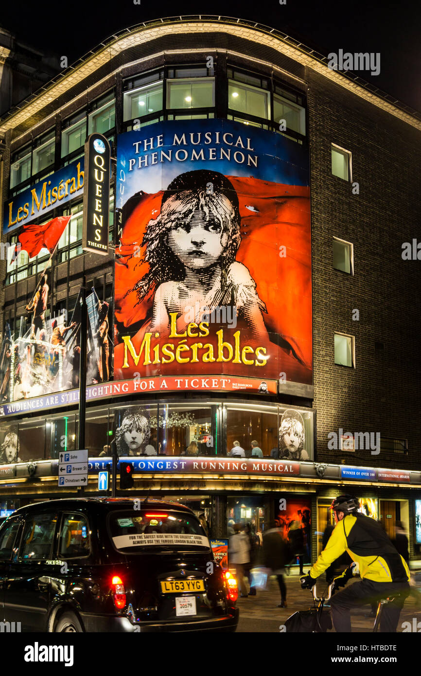 Il west end di Londra di notte con les miserables a queens theatre in Shaftesbury Avenue. Foto Stock