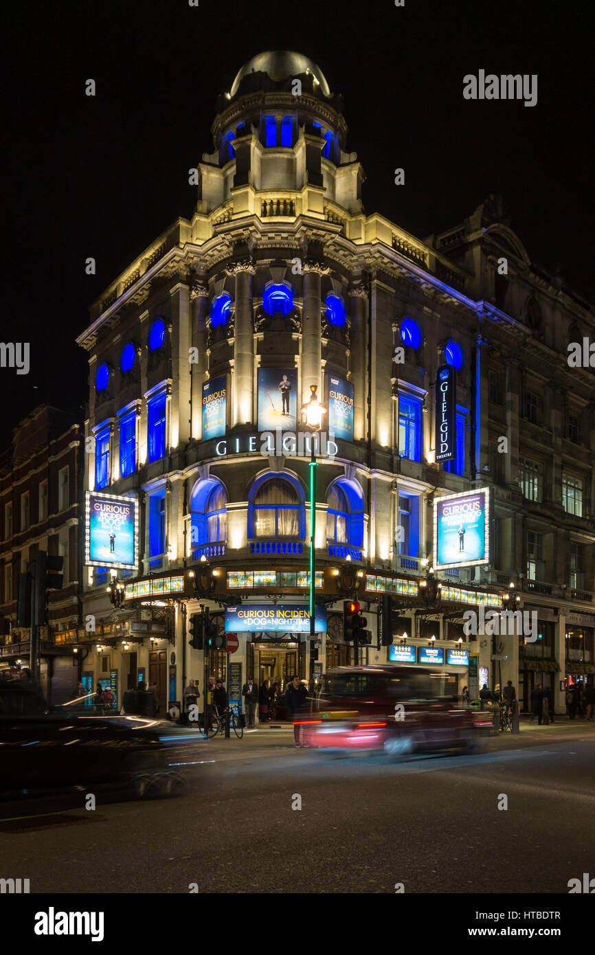 Il west end di Londra di notte con il curioso incidente del cane nella notte-tempo al Gielgud Theatre in Shaftesbury Avenue. Foto Stock
