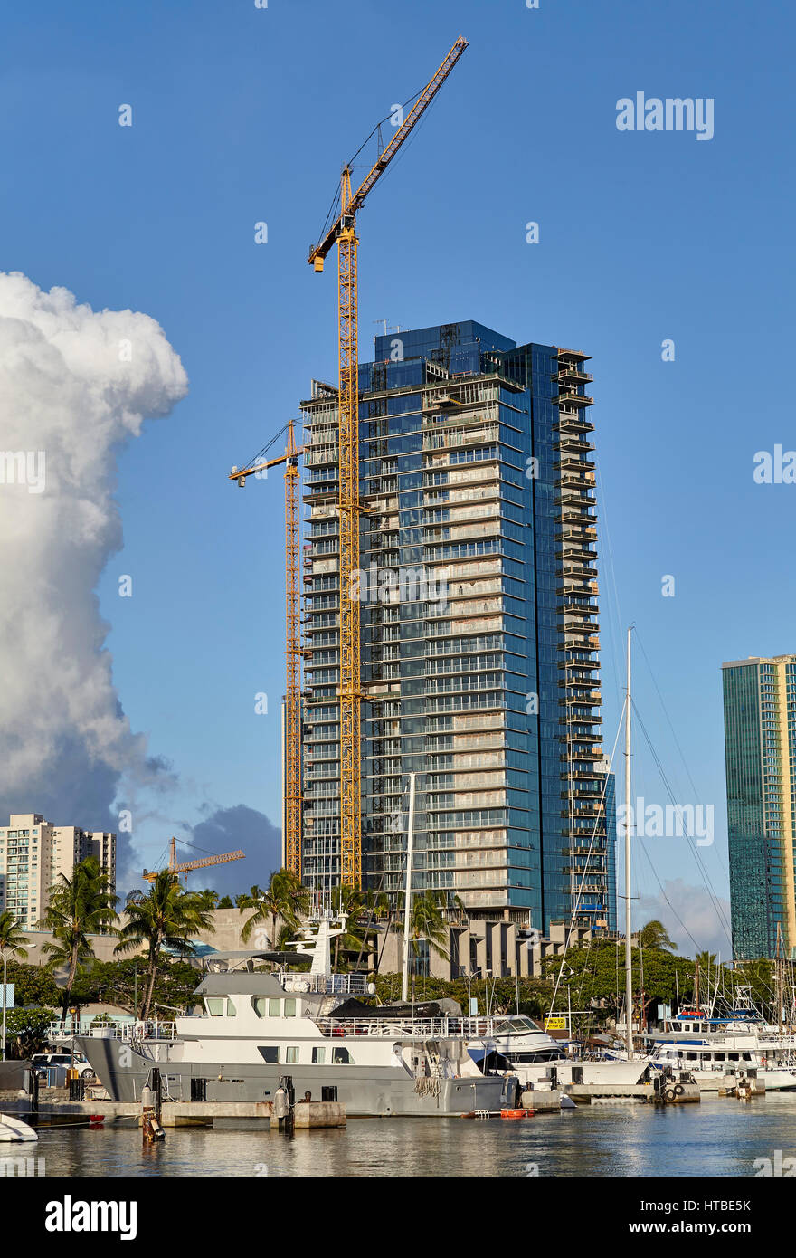 Honolulu imbarcazioni del porto e dello Skyline di costruzione Foto Stock