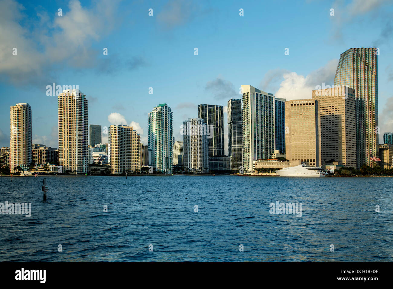 La Baia di Biscayne e grattacieli, Miami, Florida USA Foto Stock