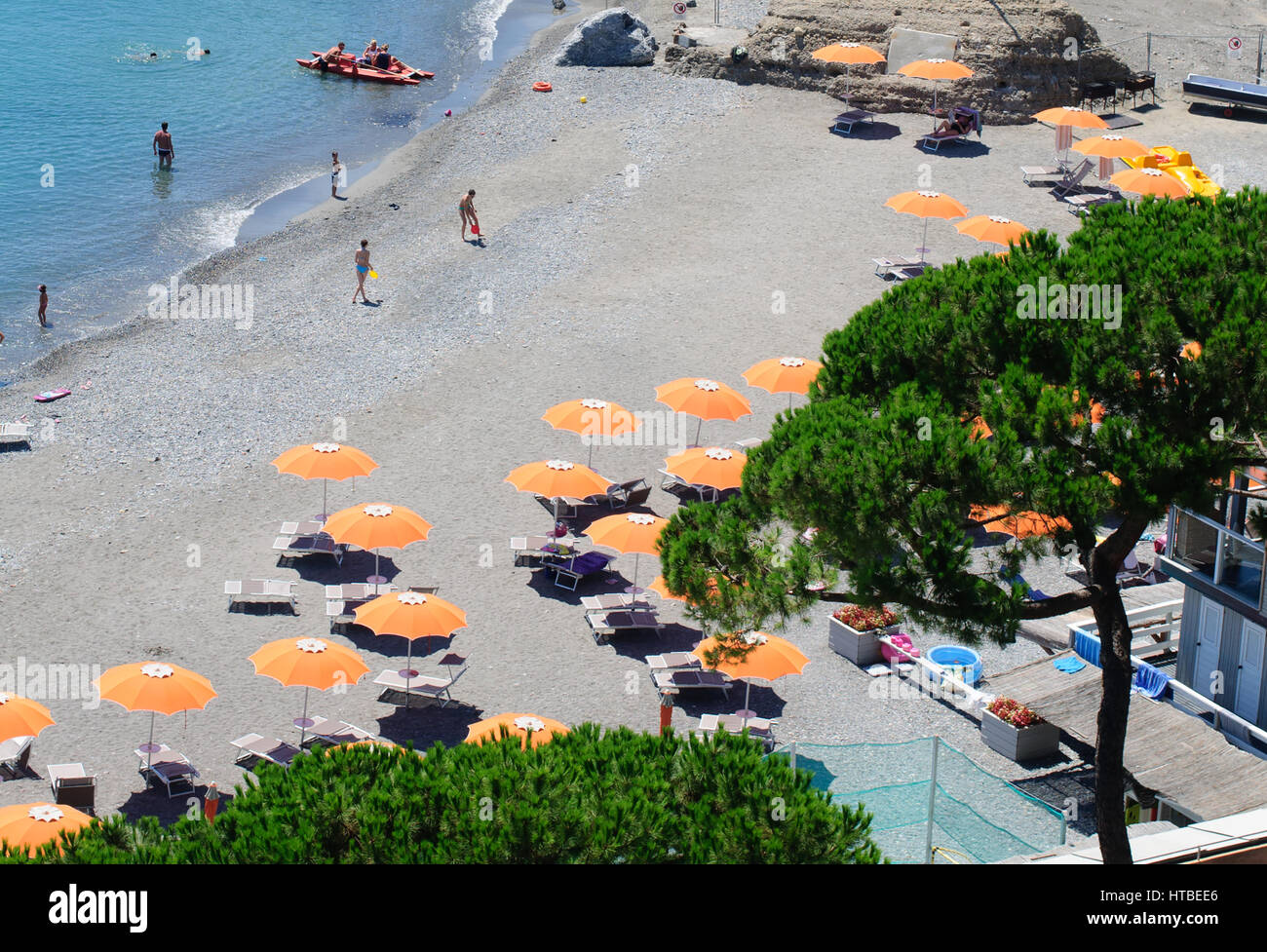 Spiaggia di Ventimiglia, Italie con beachgoers e gli ombrelloni Foto Stock
