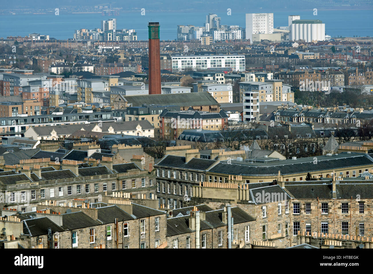 La vista da Calton Hill in Edinburgh guardando verso nord in direzione di Leith. Foto Stock