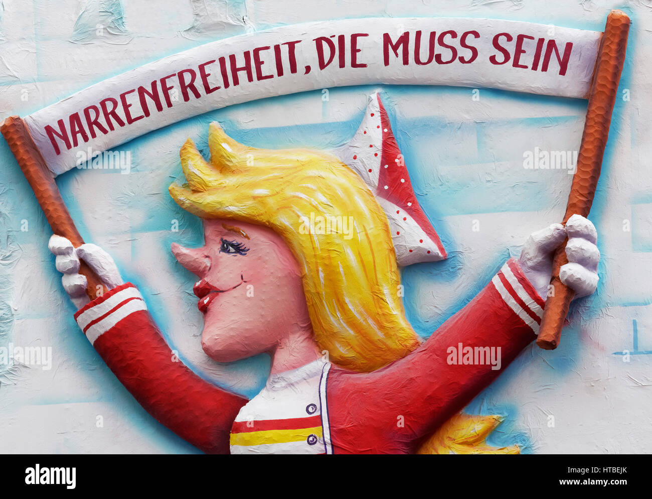 Cartapesta figura tenendo premuto il carnevale banner, Narrenfreiheit, motto Carrello Rosenmontagszug 2017 Düsseldorf, Renania Foto Stock