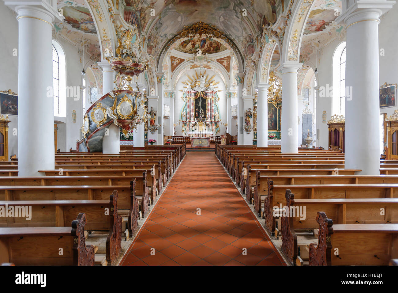 Chiesa Parrocchiale di San Gallus e Ulrich, interno con altare, Kißlegg, Baden-Württemberg, Germania Foto Stock