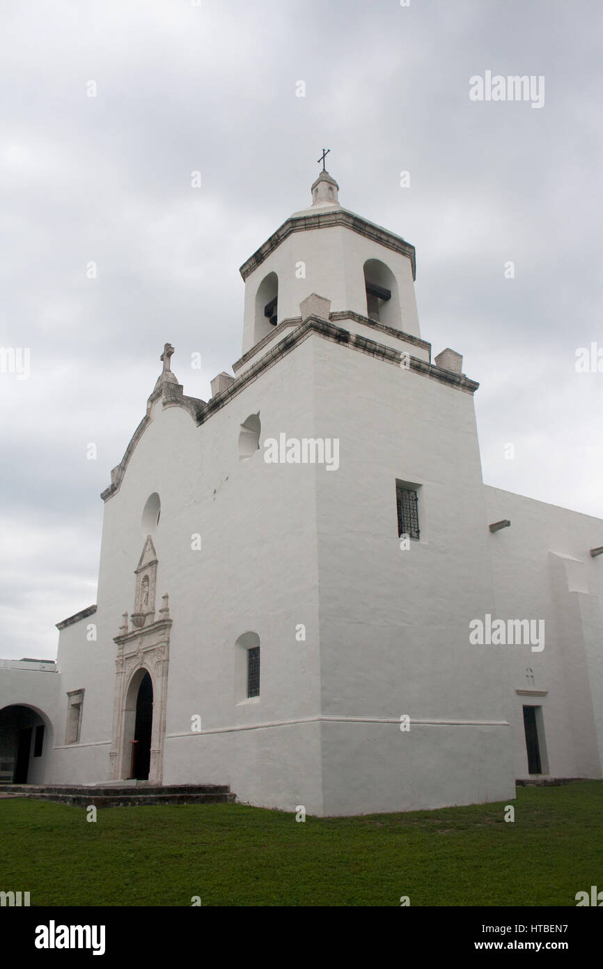 Una storica stucco bianco spagnolo chiesa della missione a Goliad parco dello Stato e storico sito in Goliad, Texas. Foto Stock