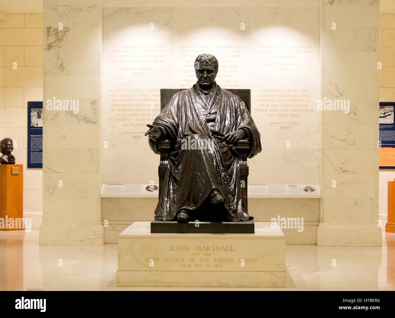 Una statua di Cheif Giustizia John Marshall all'interno della Corte suprema degli Stati Uniti nella costruzione di Washington DC. Foto Stock