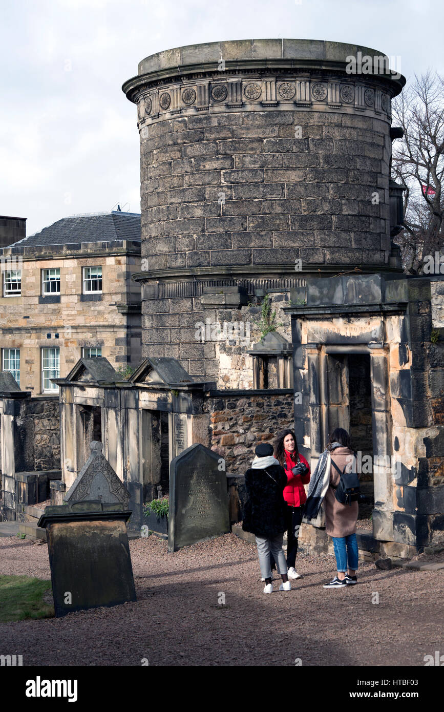 I turisti che visitano la vecchia Calton Sepoltura su Calton Hill, Edimburgo, Scozia, Regno Unito. Foto Stock