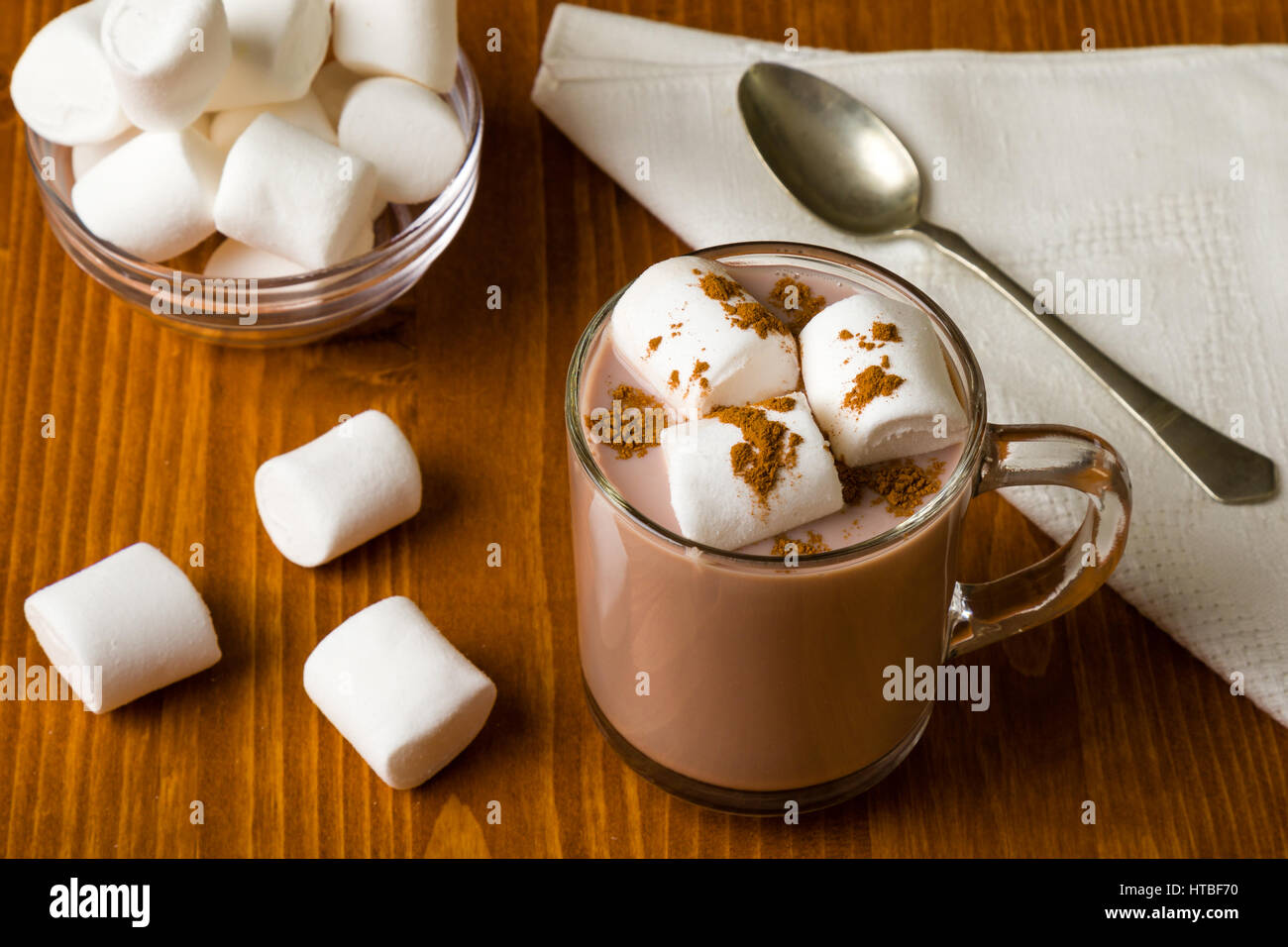 Cioccolata calda con marshmallow in tazza di vetro Foto Stock