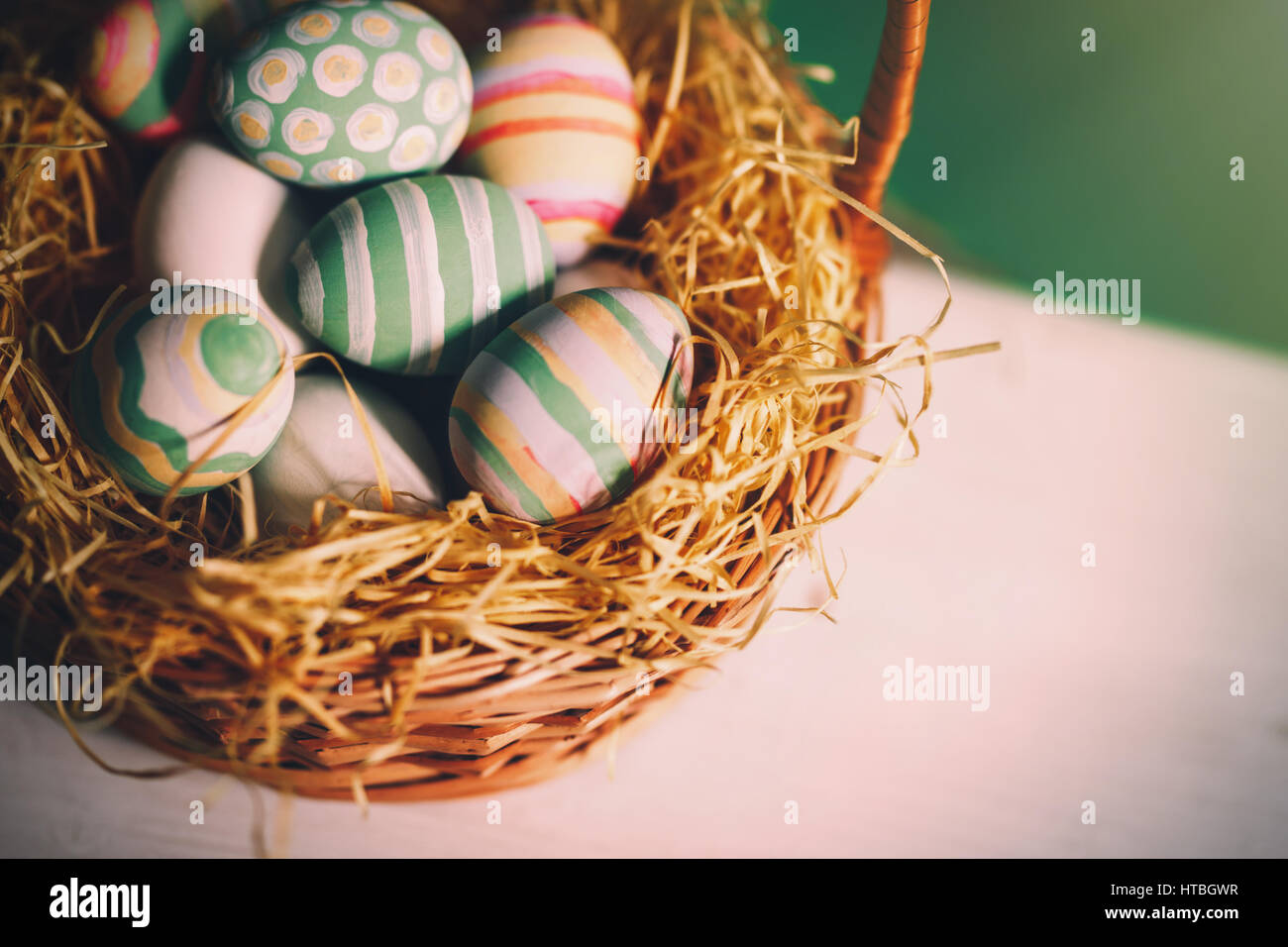 Cestello con colorate uova di Pasqua, vicino la foto. Foto Stock