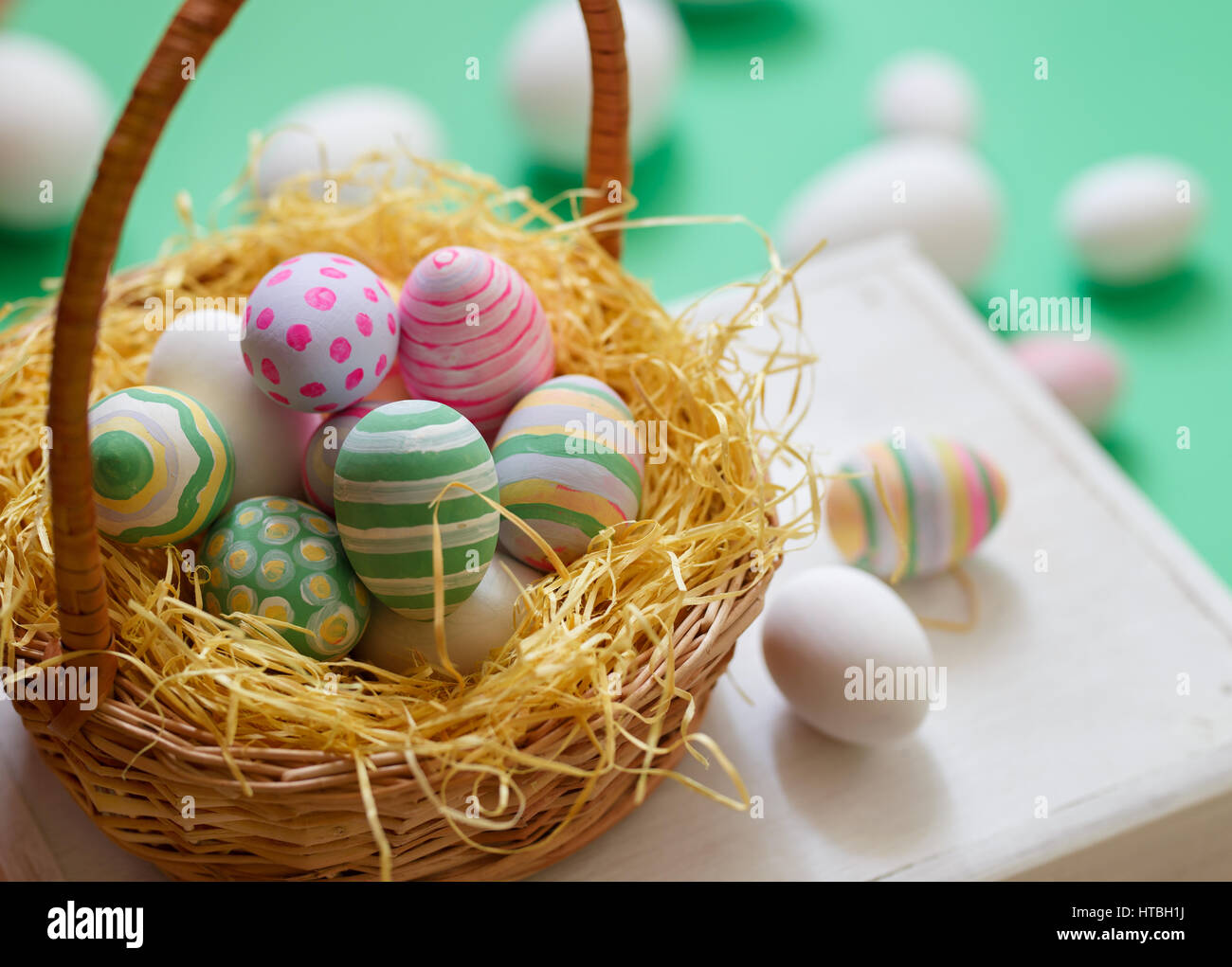 Cestello con colorate uova di Pasqua, vicino la foto. Foto Stock