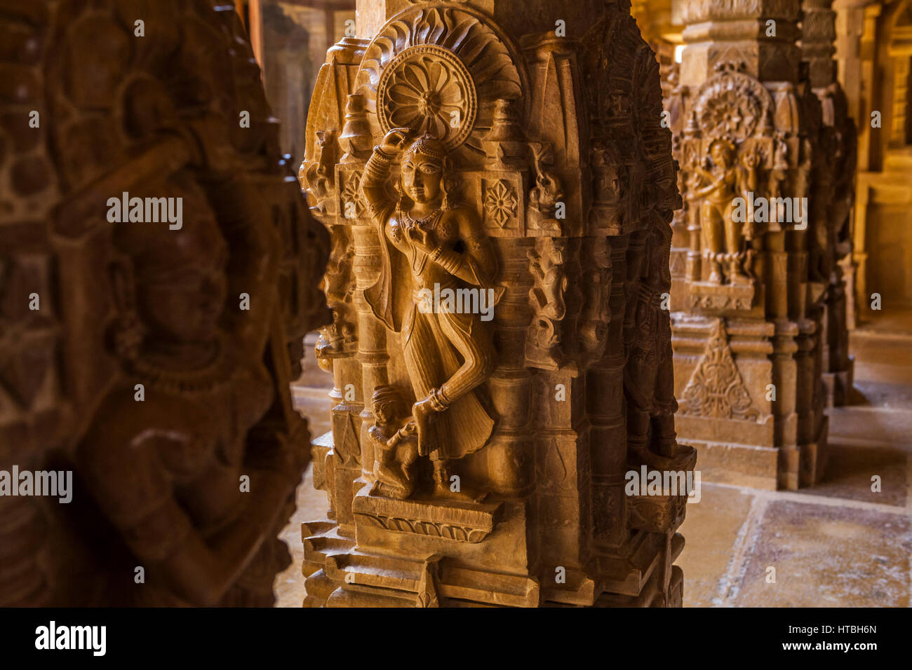 Splendidamente scolpito pilastri di pietra di un tempio Jain all'interno di Jaisalmer Fort, India. Foto Stock