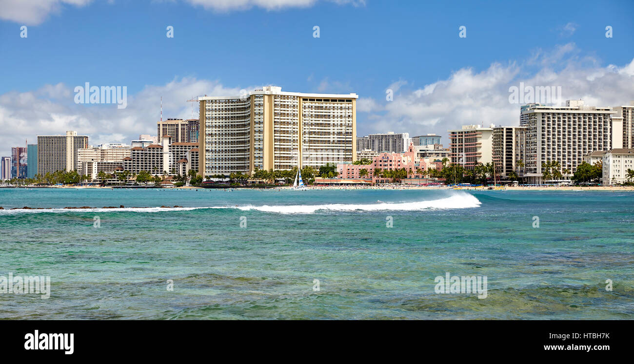 I turisti e i locali, godetevi le spiagge di sabbia bianca di Waikiki a Hawaii Foto Stock