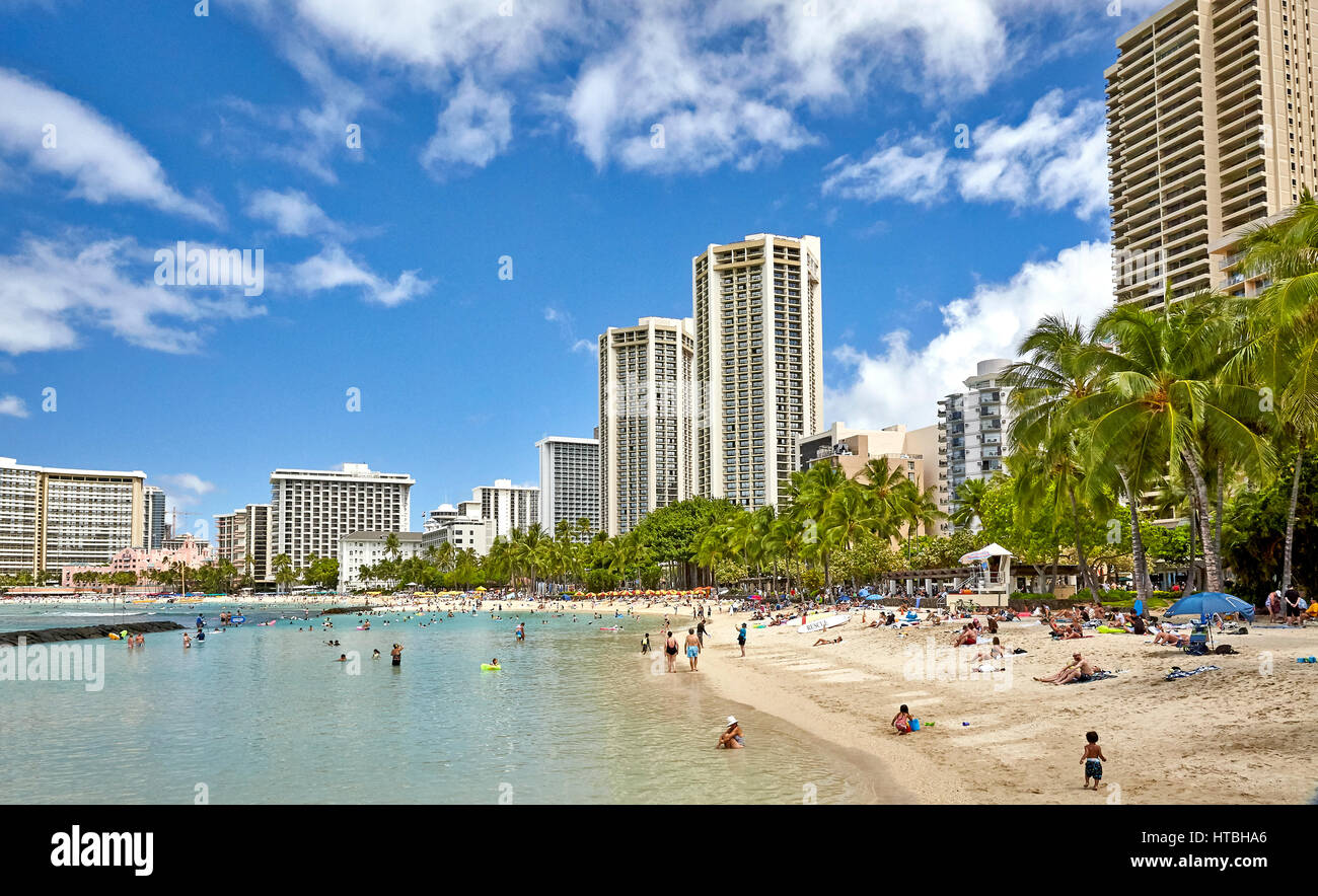 I turisti e i locali, godetevi le spiagge di sabbia bianca di Waikiki a Hawaii Foto Stock