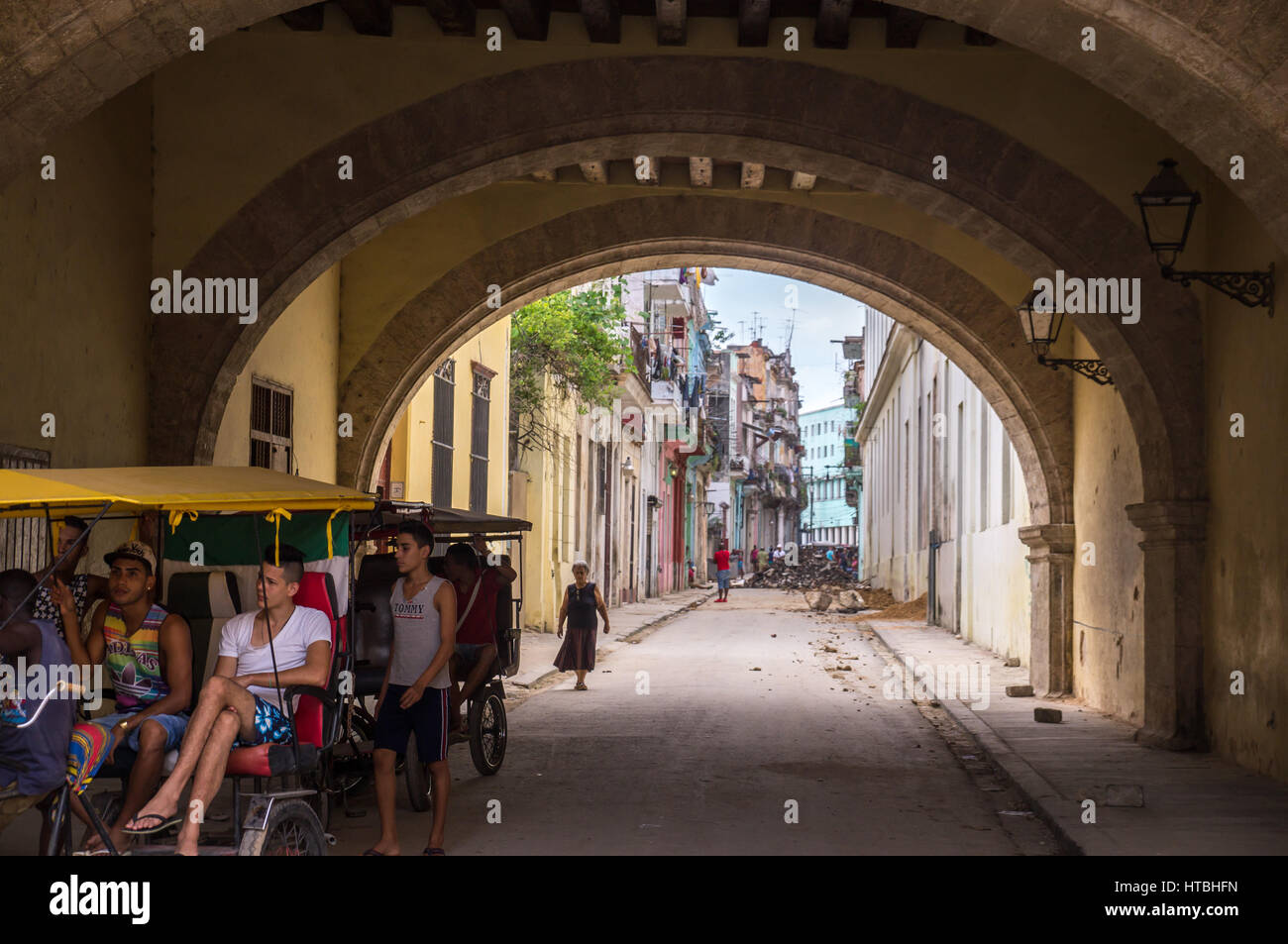 L'Avana, Cuba su dicembre 23, 2015: Streetscene del popolo cubano in taxi bicicletta Foto Stock