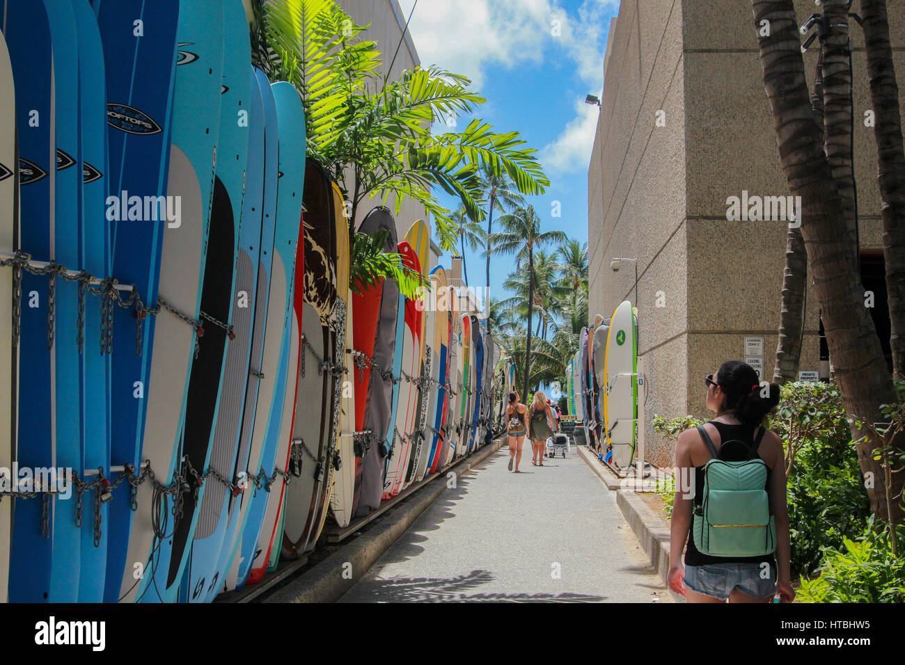 Passeggiando per Wakiki Beach si trova a Honolulu, Hawaii che ha considerato come uno dei migliori isole del mondo. spiagge meravigliose, incredibili meteo Foto Stock