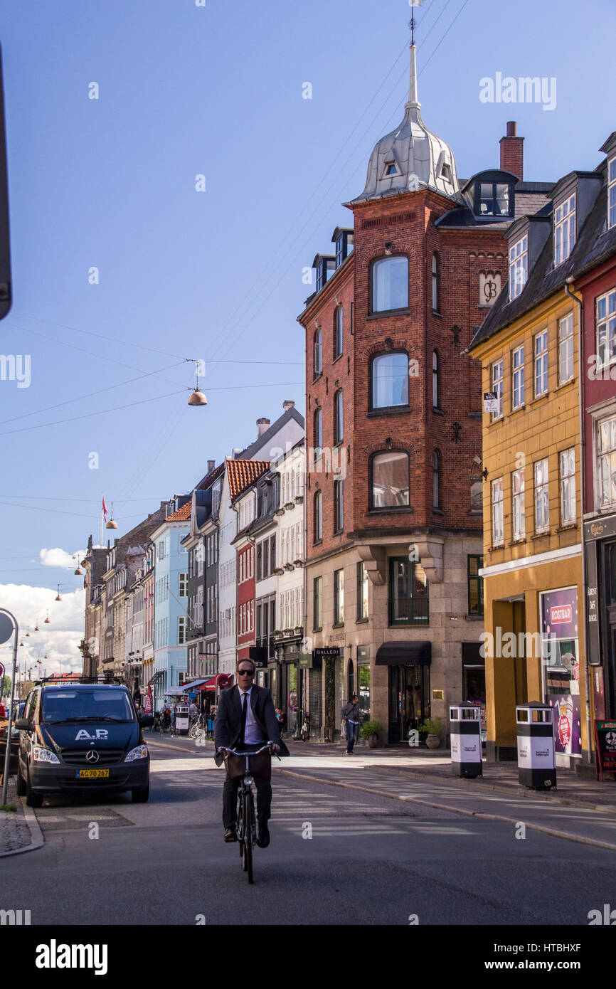 COPENHAGEN, Danimarca - 5 Settembre: i ciclisti in attesa di luce verde nel centro di Copenhagen in Danimarca in Europa il 5 settembre 2016 a Copenhagen, Danimarca. Foto Stock