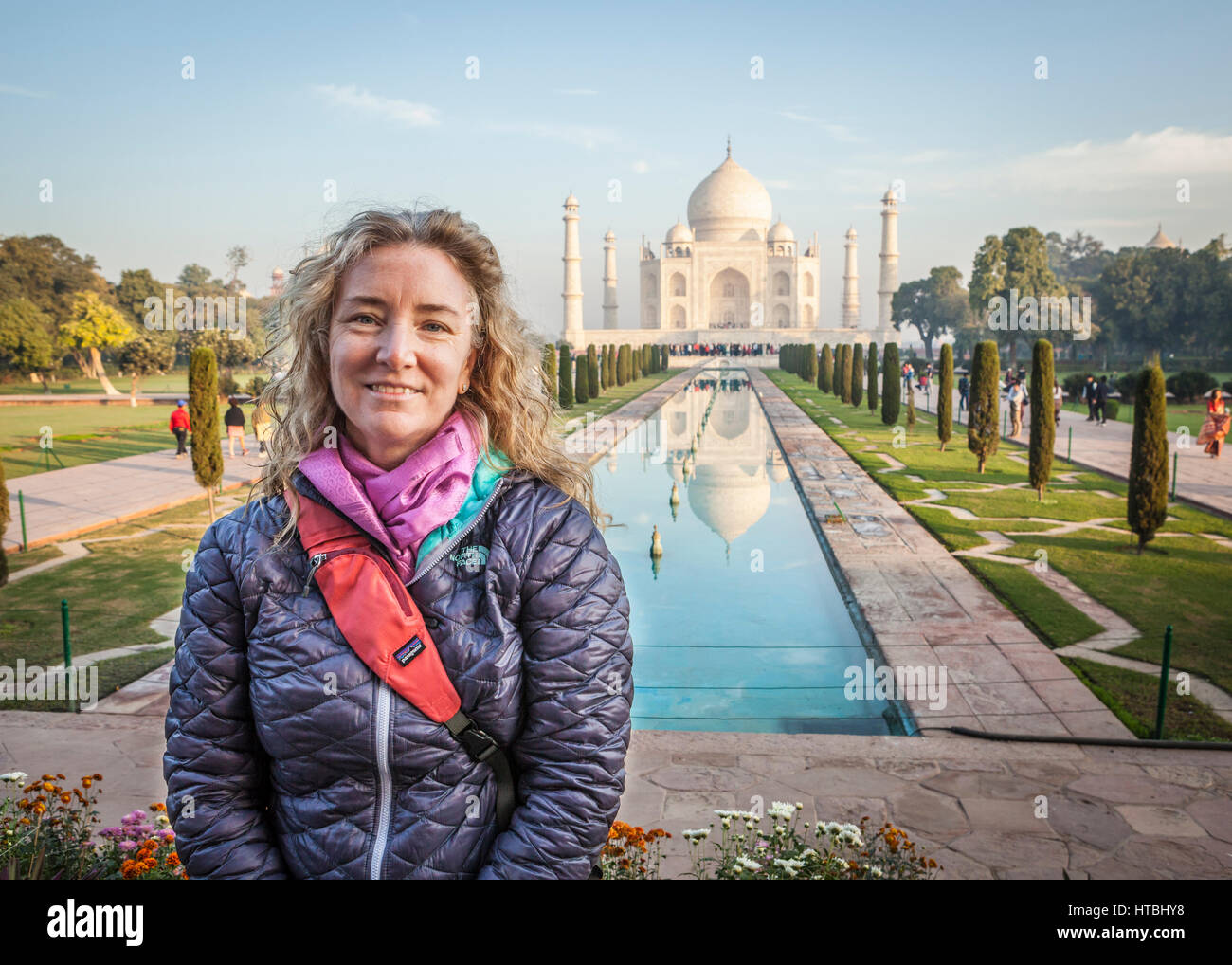 Ritratto di una donna al Taj Mahal di Agra, India. Foto Stock