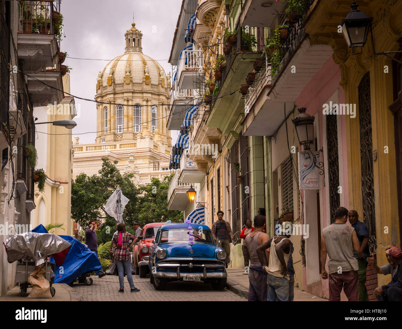 L'Avana, Cuba il 14 gennaio 2016: il popolo cubano e oldtimer su strada con vista sul Campidoglio in La Habana Foto Stock