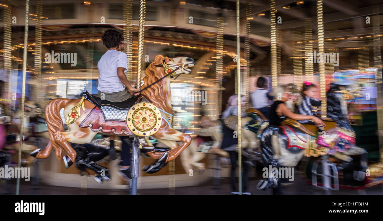 St Kilda, Melbourne, Australia su ami 14, 2016: Kid a cavallo sulla vecchia giostra francese Foto Stock