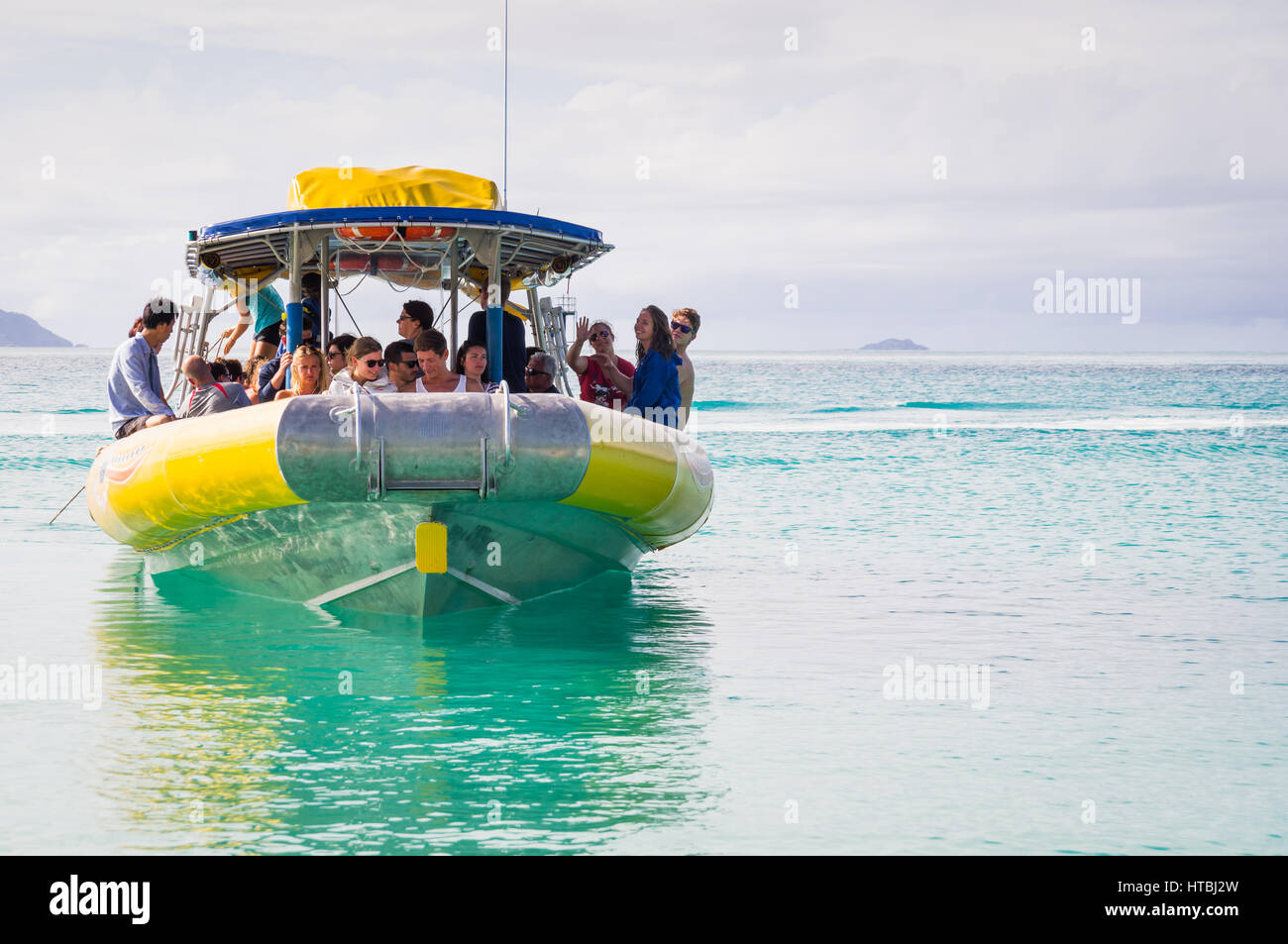 Whitehaven Beach, Whitsunday Island, Queensland, Australia su agosto 22, 2016: velocità turistiche in barca nelle acque turchesi Foto Stock