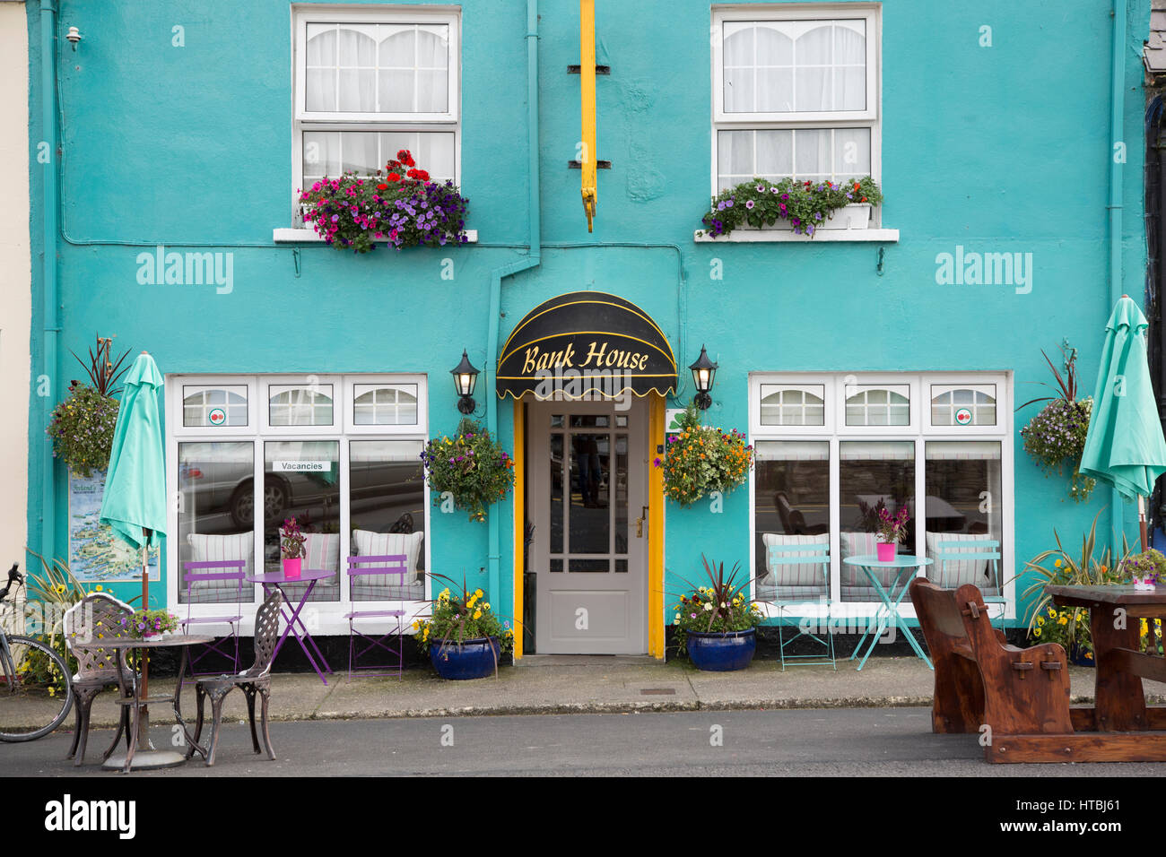 Bank House Cafe esterno in Sneem, lungo l'anello di Kerry, la Contea di Kerry, Repubblica di Irlanda Foto Stock
