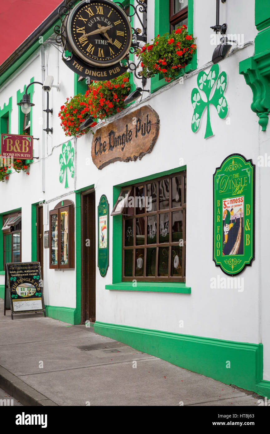 Il Pub di Dingle e B & B lungo la Main Street, Dingle, nella contea di Kerry, Irlanda Foto Stock