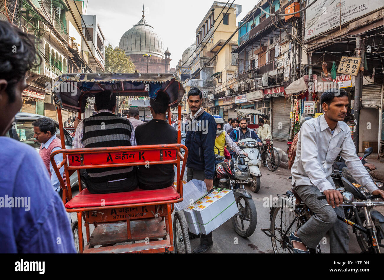 Una vista verso il basso Chawri Bazar Rd in Chandni Chouk, Vecchia Delhi, India. Foto Stock