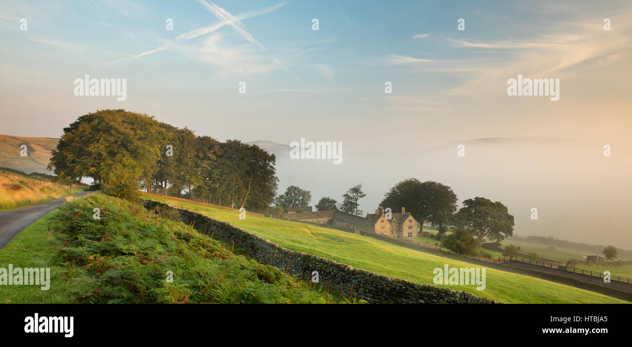 Sala Offerton sopra la nebbia nella valle del Derwent sotto, picchi Derbyshire District, England, Regno Unito Foto Stock