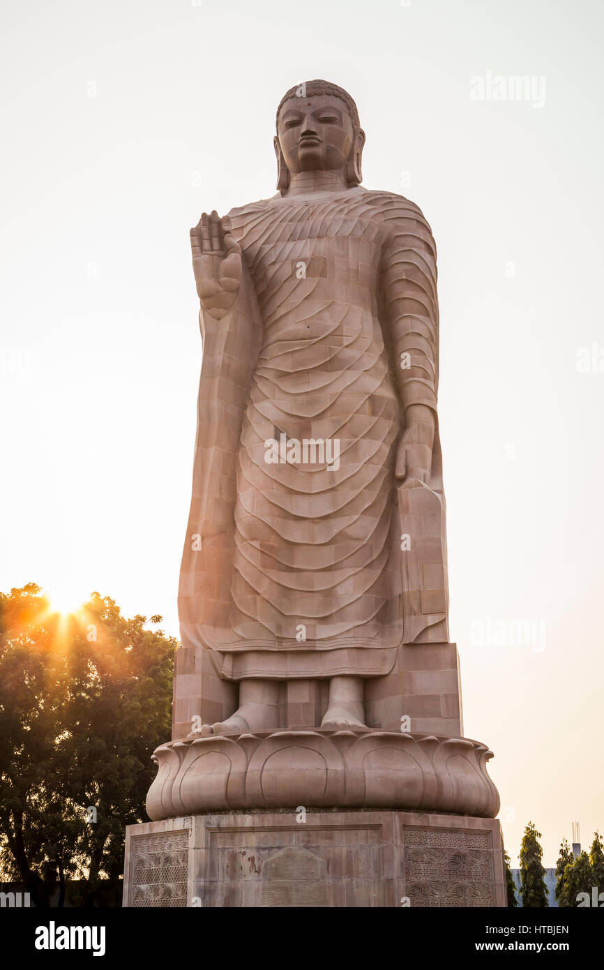 Buddha tailandese Vihar, il più alto immagine del Buddha in India. Sarnath, India. Foto Stock