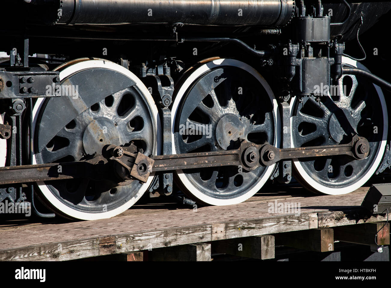 Una chiusura del treno di ruote su una locomotiva nera. Foto Stock