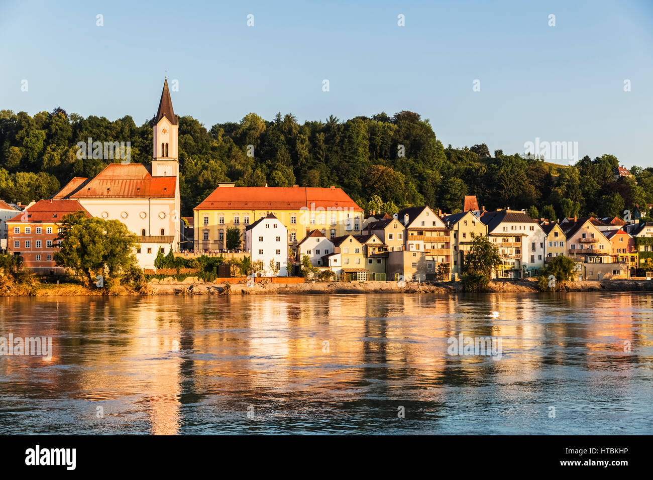 Acqua riflette il San Gertrud chiesa sul fiume Inn; Nord Rhein, Westfalia, Germania Foto Stock